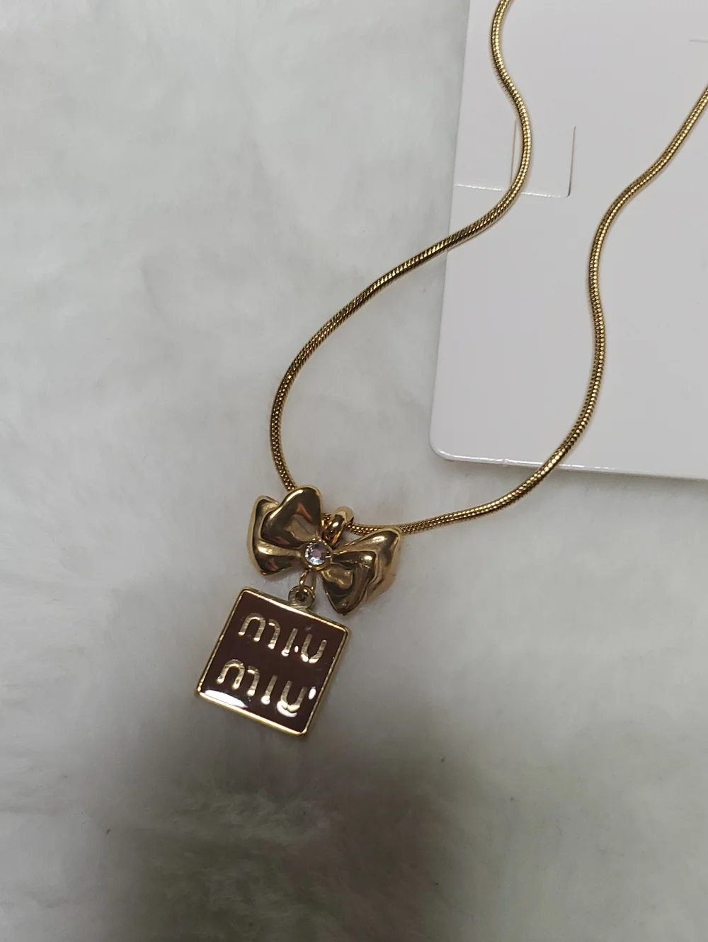 Fashion Jewelry Gold Bow Pendant Necklace with Square Logo Charm